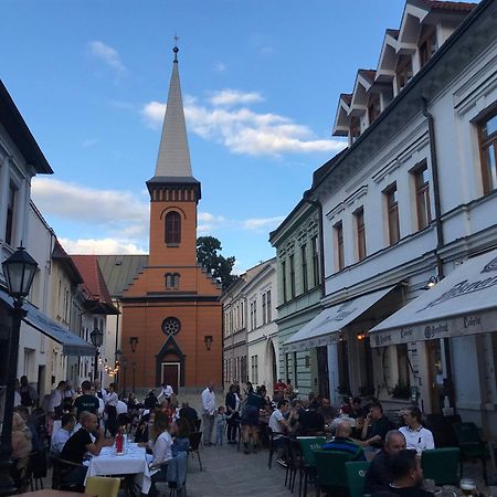 E2 Luxury Oldtown Apt - 2X Parking, Foodstore, Pcscreen, Netflix, Unlimited Music, Crib, Babychair, Fastwifi, Aircon Kosice Bagian luar foto