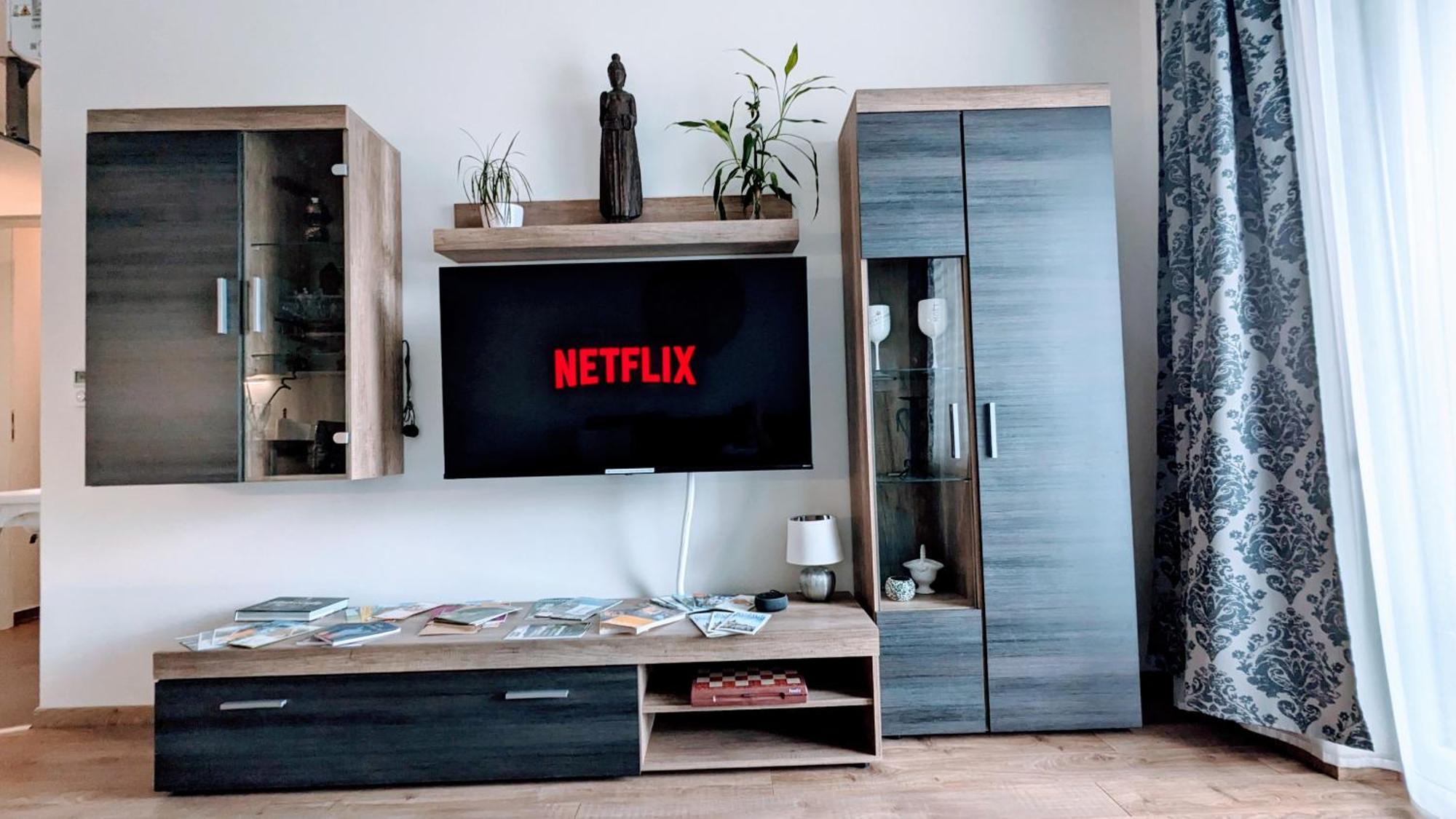 E2 Luxury Oldtown Apt - 2X Parking, Foodstore, Pcscreen, Netflix, Unlimited Music, Crib, Babychair, Fastwifi, Aircon Kosice Bagian luar foto