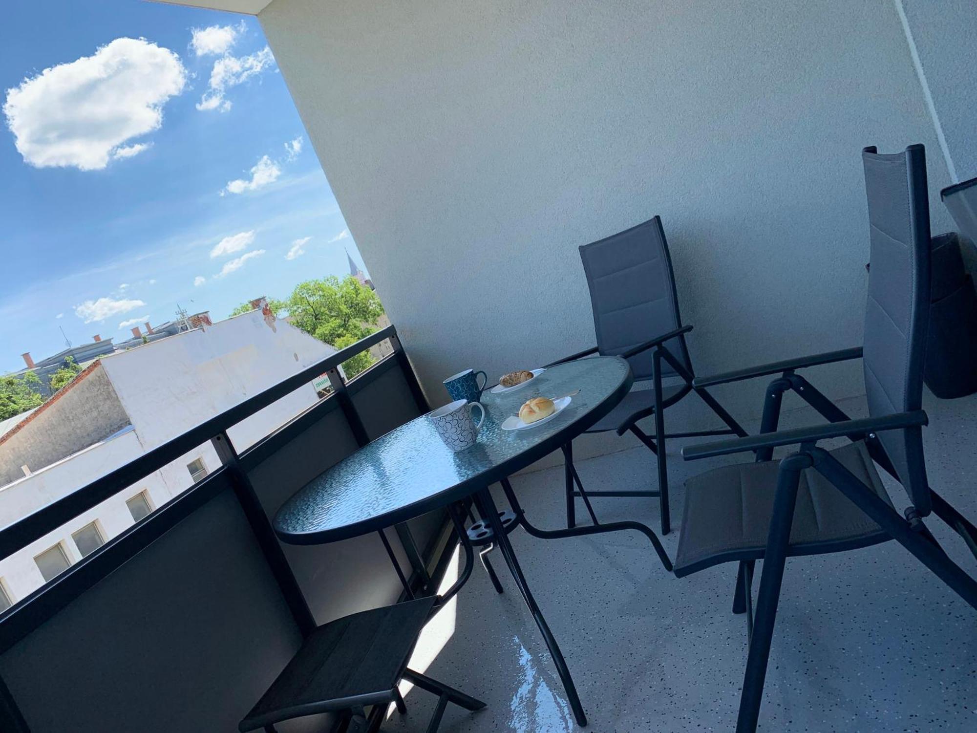 E2 Luxury Oldtown Apt - 2X Parking, Foodstore, Pcscreen, Netflix, Unlimited Music, Crib, Babychair, Fastwifi, Aircon Kosice Bagian luar foto