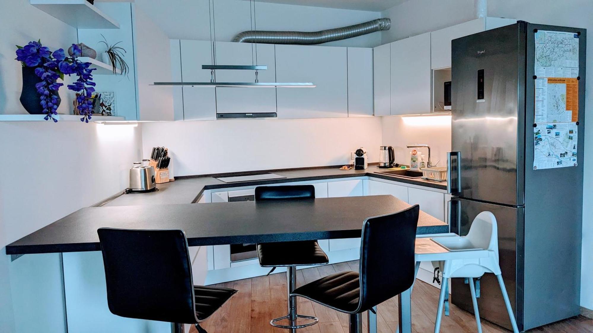 E2 Luxury Oldtown Apt - 2X Parking, Foodstore, Pcscreen, Netflix, Unlimited Music, Crib, Babychair, Fastwifi, Aircon Kosice Bagian luar foto